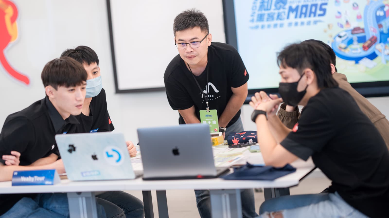 和泰MaaS黑客松參賽團隊與導師討論